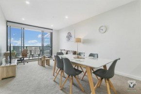 KOZYGURU PARRAMATTA CBD LUXURY 2 BED APT + FREE PARKING NPA011
